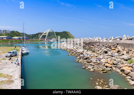 Keelung, Taiwan - 6. September 2018: Die küstenlandschaft von keelung City mit Fischern in der Nähe von massiven Beton Wellenbrecher Stockfoto