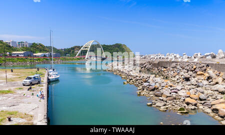 Keelung, Taiwan - 6. September 2018: Coastal Panoramablick auf die Landschaft von keelung City mit Fischern in der Nähe von massiven Beton Wellenbrecher Stockfoto