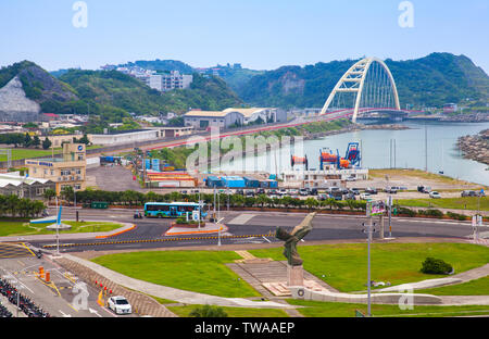 Keelung, Taiwan - 7. September 2018: Street View mit dem Haupteingang des National Taiwan Ocean University, Bildungseinrichtungen um mich herum sind grün Stockfoto