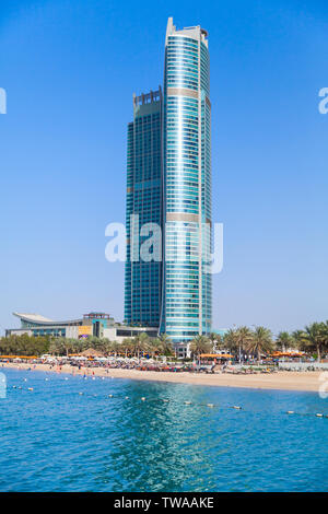 Abu Dhabi, Vereinigte Arabische Emirate - 9. April 2019: Street View mit einfachen Menschen am öffentlichen Strand in der Nähe der Abteilung für Kultur und Tourismus der Abu Dh Stockfoto