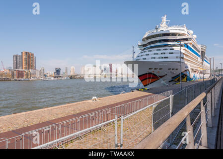 Rotterdam, Niederlande - 18 April 2019: Aidamar Kreuzfahrtschiff von AIDA Cruises Die deutsche Firma stationning am Cruise Terminal neben der Nieuwe Maas gegen einen klaren blauen Himmel. Stockfoto