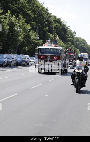 Prozession der Verkehrsmittel wie die löschfahrzeuge in Berlin Deutschland Stockfoto