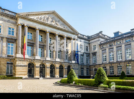 Drei Viertel Vorderansicht der Palast der Nation, dem Sitz des belgischen föderalen Parlaments in Brüssel, Belgien. Stockfoto