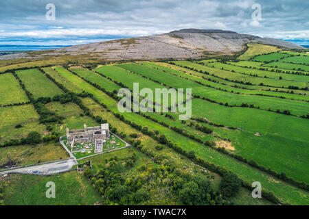 Luftaufnahme von Corcomroe Abbey Ruinen und dem Friedhof Stockfoto
