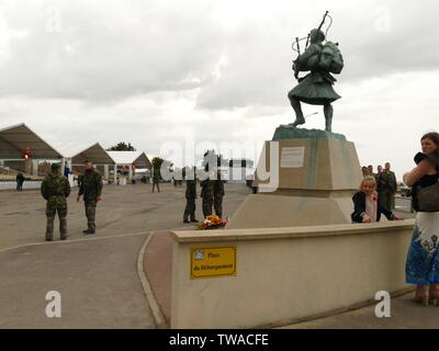 Die Gedenkstätte DDAY Bill Millin bei Sword est au Centre de la cérémonie Française d'Hommage Stockfoto