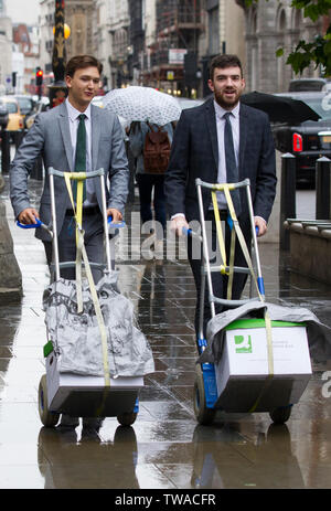 Rechtsanwälte Referendare Kisten von juristischen Dokumenten außerhalb der Royal Courts of Justice, Strand, London, England, Großbritannien Stockfoto