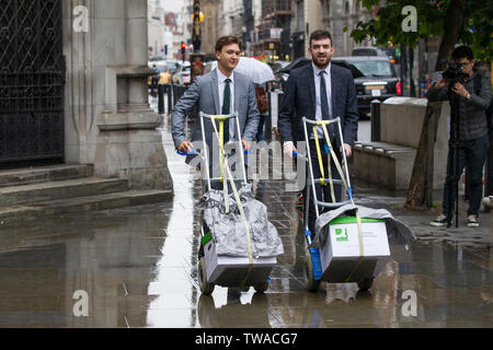 Rechtsanwälte Referendare Kisten von juristischen Dokumenten außerhalb der Royal Courts of Justice, Strand, London, England, Großbritannien Stockfoto