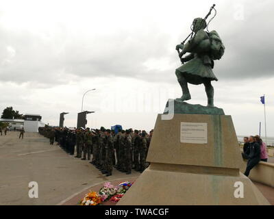 Die Gedenkstätte DDAY Bill Millin bei Sword est au Centre de la cérémonie Française d'Hommage Stockfoto