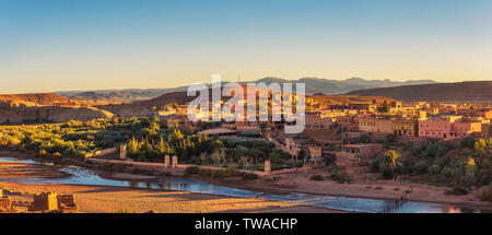Sonnenuntergang Panorama von Ait Benhaddou in Marokko Stockfoto