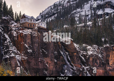 Bridal Veil Falls mit einem Kraftwerk an seiner Oberseite in Telluride, Colorado Stockfoto