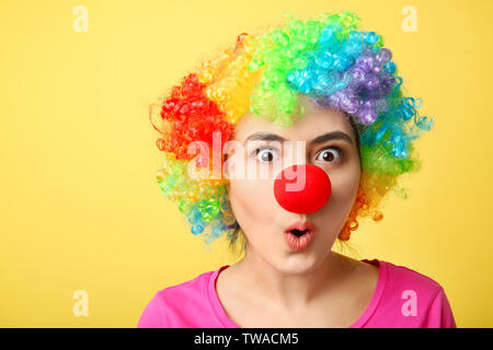 Junge Frau in lustig auf Farbe Hintergrund verschleiern. April Fool's Day Feier Stockfoto