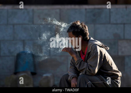 KHONOMA DORF, NAGALAND, INDIEN, Dezember 2016, Close-up der Naga Mann rauchen. Stockfoto