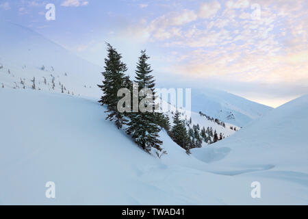 Schöne Landschaft mit schneebedeckten Bergen im Winter Stockfoto
