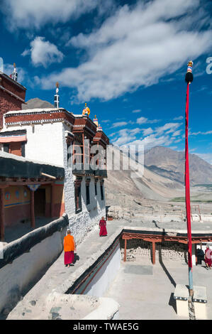 LADAKH, INDIEN, Juli 2013, Mönche in Diskit Kloster oder diskit Gompa, dem ältesten und größten buddhistischen Kloster. Stockfoto