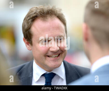 Tom Tugendhat MP (Con: Tonbridge und Malling) außerhalb des Parlaments, Juni 2019. Der ehemalige Offizier in der Armee und der Vorsitzende des Auswaertigen Ausschusses wählen Stockfoto