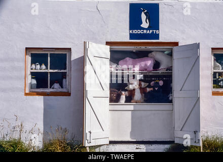 Falkland Inseln 1985. Straße Szenen in den Falklands Auftraggeber Stadt Port Stanley mit Kiddicraft Kinder speichern Stockfoto