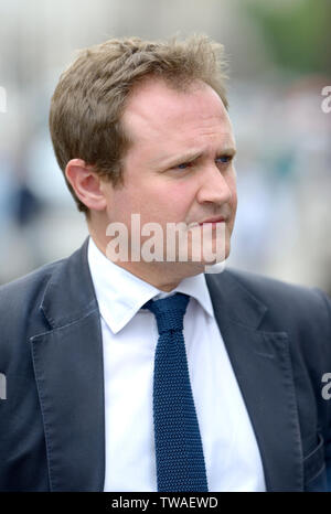 Tom Tugendhat MP (Con: Tonbridge und Malling) außerhalb des Parlaments, Juni 2019. Der ehemalige Offizier in der Armee und der Vorsitzende des Auswaertigen Ausschusses wählen Stockfoto