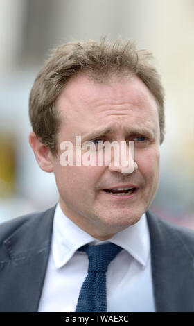 Tom Tugendhat MP (Con: Tonbridge und Malling) außerhalb des Parlaments, Juni 2019. Der ehemalige Offizier in der Armee und der Vorsitzende des Auswaertigen Ausschusses wählen Stockfoto