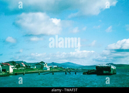 Falkland Inseln 1985. Street Scene von den Falkland-malwinen Auftraggeber Stadt Port Stanley auf der Suche Richtung Mount Kent und baufälligen Stockfoto