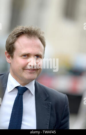 Tom Tugendhat MP (Con: Tonbridge und Malling) außerhalb des Parlaments, Juni 2019. Der ehemalige Offizier in der Armee und der Vorsitzende des Auswaertigen Ausschusses wählen Stockfoto