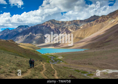 SPITI, INDIEN, Juli 2016, Trekker im Chandra Taal oder Chandra Tal See. Stockfoto