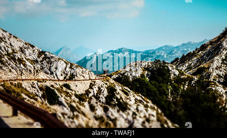 Leere Straße auf den Sveti Jure innerhalb des Biokovo Gebirge in Makarska, Kroatien Stockfoto