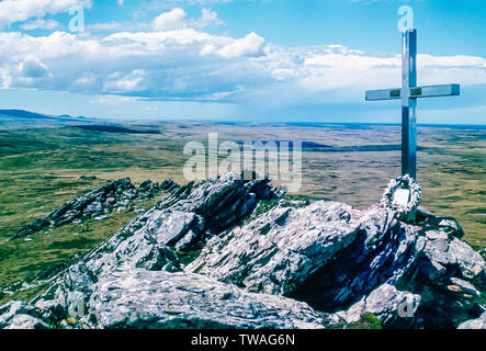 Falkland Inseln 1985. Mount Pleasant Kriegerdenkmal auf dem Gipfel des Mount Pleasant in Richtung Fitzroy und Port Stanley auf der East Falkland suchen Stockfoto