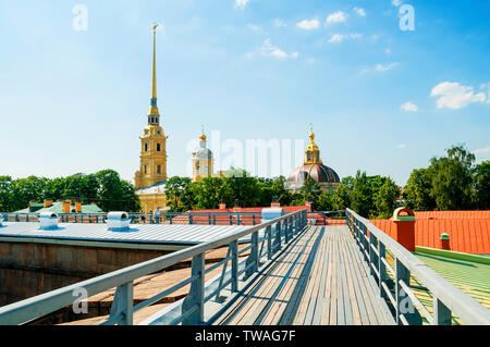 Sankt Petersburg, Russland - 6. Juni 2019. Peter und Paul Kathedrale mit Glockenturm - Blick aus der Höhe. Peter und Paul Festung in St. Petersburg, Russland. Tr Stockfoto