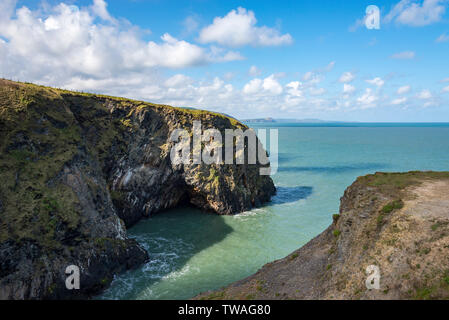 Zerklüftete Küste an der Bucht, in der Nähe von Ceibwr Strickjacke im Pembrokeshire Coast National Park. Stockfoto