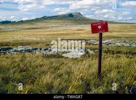 Falkland Inseln 1985. Erbe des Krieges mit Land aus durch Verwendung von Anti-Personen-Minen, die von der argentinischen Militärs auf East Falkland Inseln in der Nähe von Mount Kent zu Wahllosen geschlossen Stockfoto