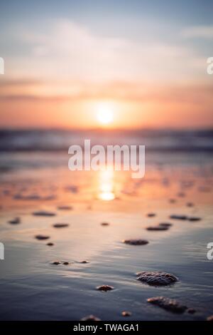 Wunderschöne Aufnahme des Meeres bei Sonnenuntergang in Hug Point, Oregon Stockfoto