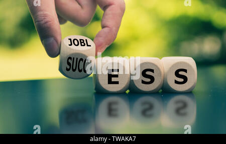 Konzept der ein Wendepunkt im Leben. Hand einen Würfel und Änderungen das Wort 'Arbeitslose' zu 'erfolgreich'. Stockfoto