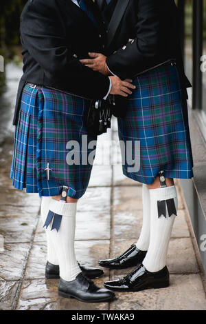 Nahaufnahme von Gay Wedding männliche Paar, das Tragen eines walisischen Kilt Stockfoto