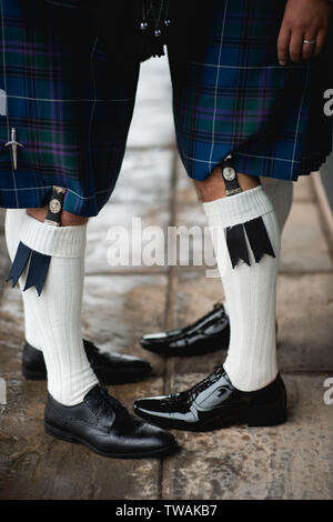 Nahaufnahme von Gay Wedding männliche Paar, das Tragen eines walisischen Kilt Stockfoto