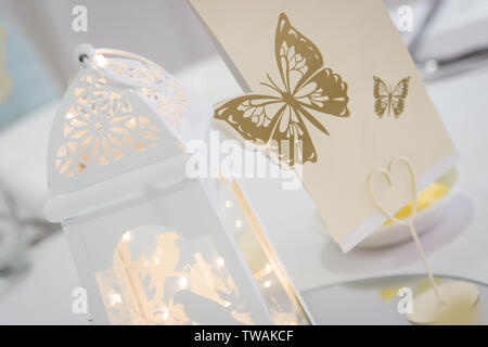 UK Wedding Breakfast Table Layout und Geschenke Stockfoto