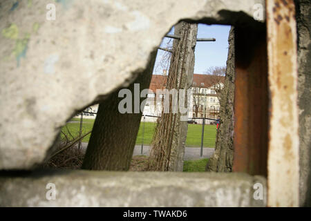 Durch die Abschnitte der ehemaligen Berliner Mauer an der Bernauer Straße, Berlin, Deutschland. Stockfoto