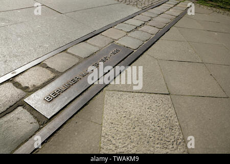 Eingelegter Plakette Markierung der Route der Berliner Mauer an der Bernauer Straße, Berlin, Deutschland. Stockfoto