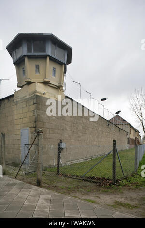 Wachtturm und Außenwand der Stasi HQ Hohenschonhausen Gebäude komplex, Berlin, Deutschland. Stockfoto