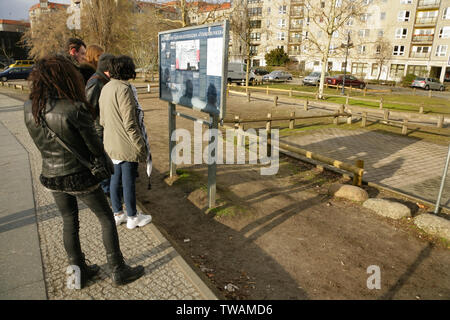 Touristen, die auf der Suche nach Informationen auf der Website von Hitlers Bunker an der Ecke in den Ministergarten und zur Gertrud-Kolmar-Strasse, Berlin, Deutschland Stockfoto