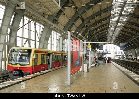 S-Bahn nach Wannsee am Alexanderplatz Station gebunden, East Berlin, Deutschland. Stockfoto