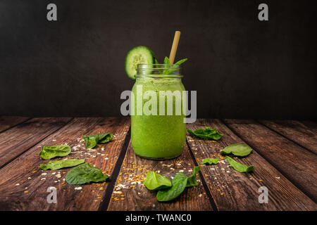 Ein köstliches Bio, Avocado, Gurke, Spinat, Flachs und Chia Samen Fruit Smoothie Schuß auf holztisch vor schwarzem Schiefer Hintergrund. Auch dargestellt Stockfoto