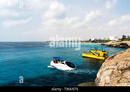 Sportboote auf dem Mittelmeer. Blick auf die Lagune in der Nähe von Kap Greko von Ayia Napa und Protaras auf Zypern Insel, Mittelmeer. Stockfoto