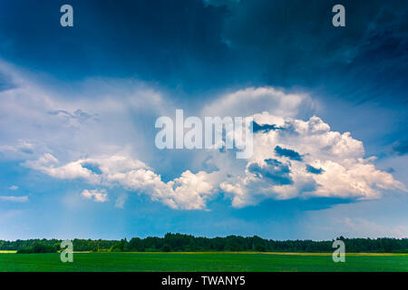 Cumulus Sturmwolken über den Himmel läuft Stockfoto