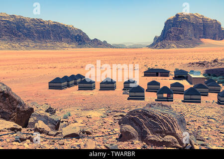 Roter Sand, Wüste und Beduinen Camp am sonnigen Sommertag in Wadi Rum, Jordanien. Naher Osten. Stockfoto