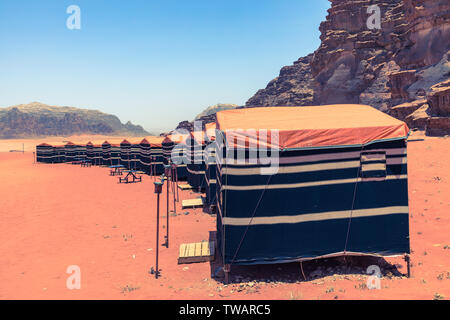 Roter Sand, Wüste und Beduinen Camp am sonnigen Sommertag in Wadi Rum, Jordanien. Naher Osten. Stockfoto