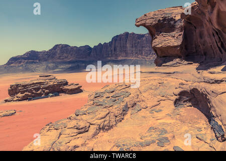 Roter Sand, Wüste am sonnigen Sommertag in Wadi Rum, Jordanien. Naher Osten. UNESCO-Weltkulturerbe und ist wie das Tal des Mondes bekannt. Stockfoto