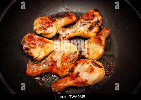 Gebratene Hähnchenschenkel in einer Pfanne Stockfoto