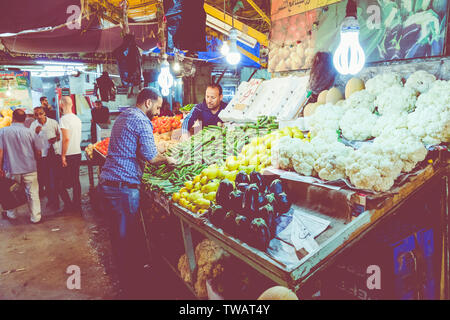 AMMAN, Jordanien - Mai 18, 2019: Markt in der Innenstadt von Amman, Jordanien. Wahl der Arabischen Obst und Gemüse auf den Nahen Osten Basar, Jordanien Stockfoto