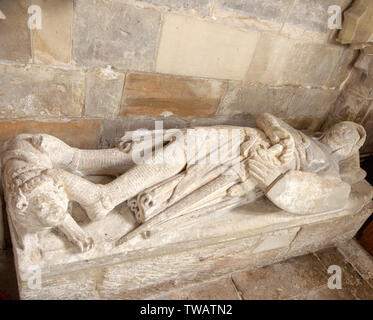 Innenraum der Klosterkirche an Edington, Wiltshire, England, UK 14. Jahrhundert Stein Bildnis eines Ritters ursprünglich in Imber Kirche Stockfoto