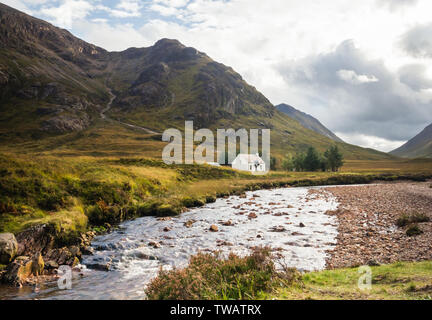 Kletterer Cottage in der Nähe von Lagangarbh Buachaille Etive Mor und Buachaille Etive Beag wie vom Fluss Coupall im Glen Coe Bereich gesehen, Schottland Stockfoto